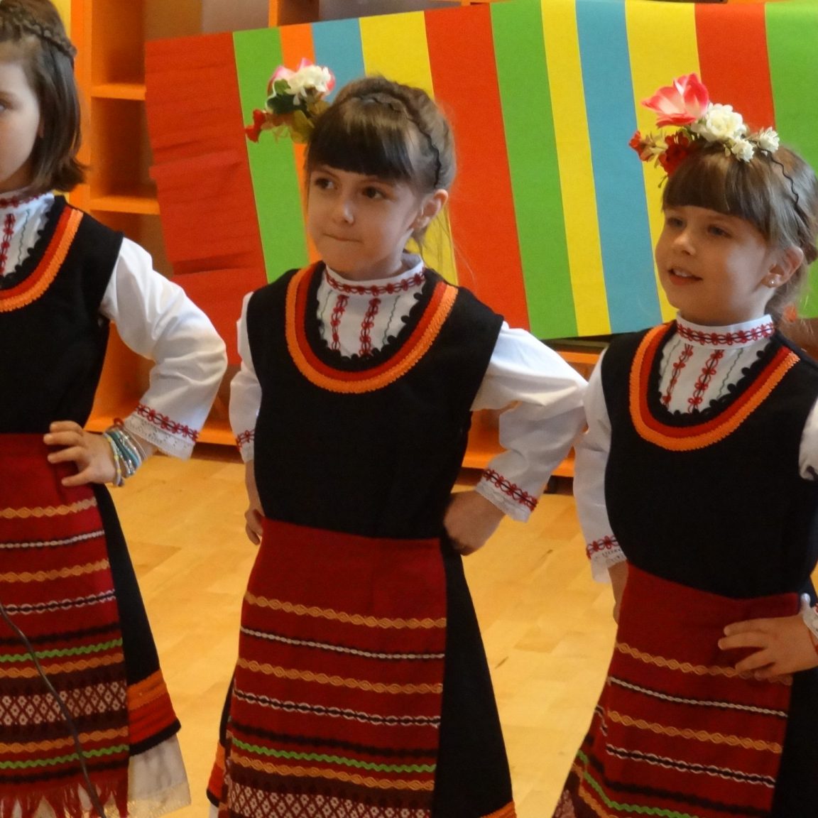 Народни танци – Слънчогледи